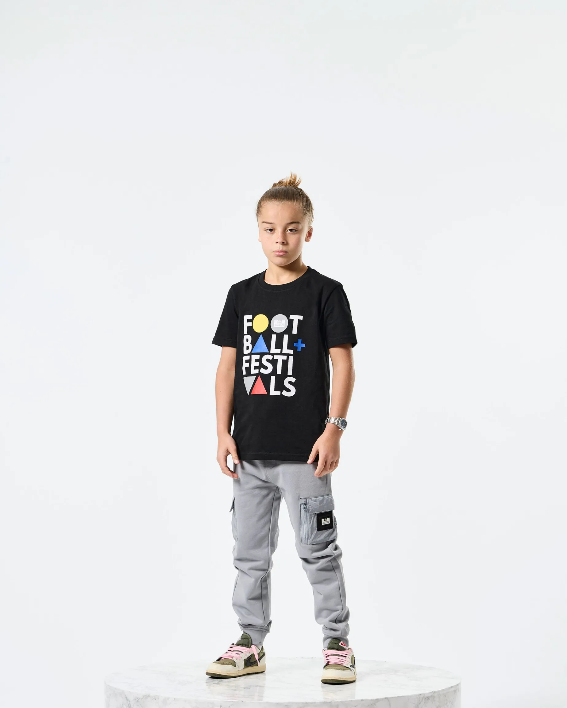 Kinder T-Shirt mit Grafik „Football + Festivals“ in Schwarz