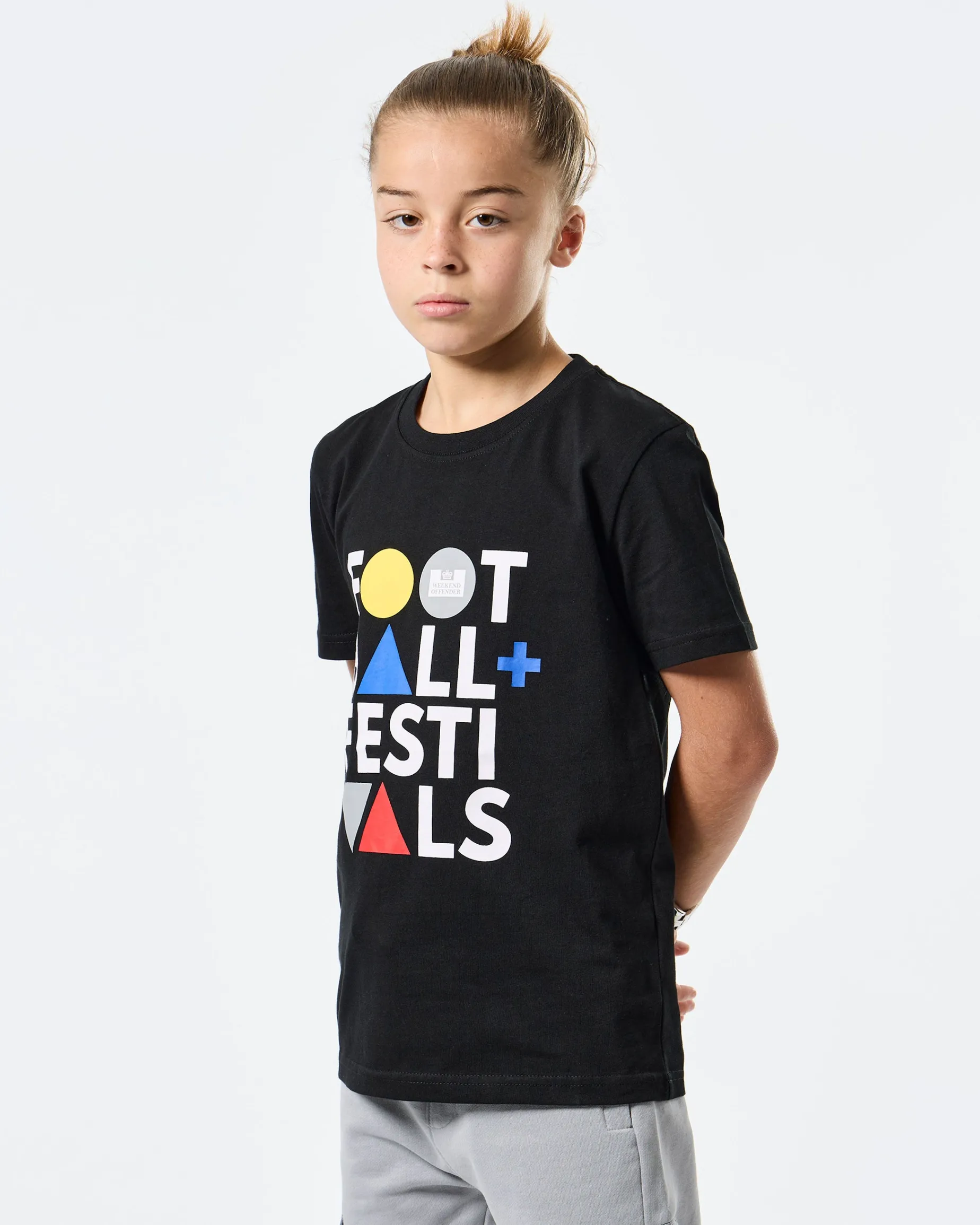 Kinder T-Shirt mit Grafik „Football + Festivals“ in Schwarz