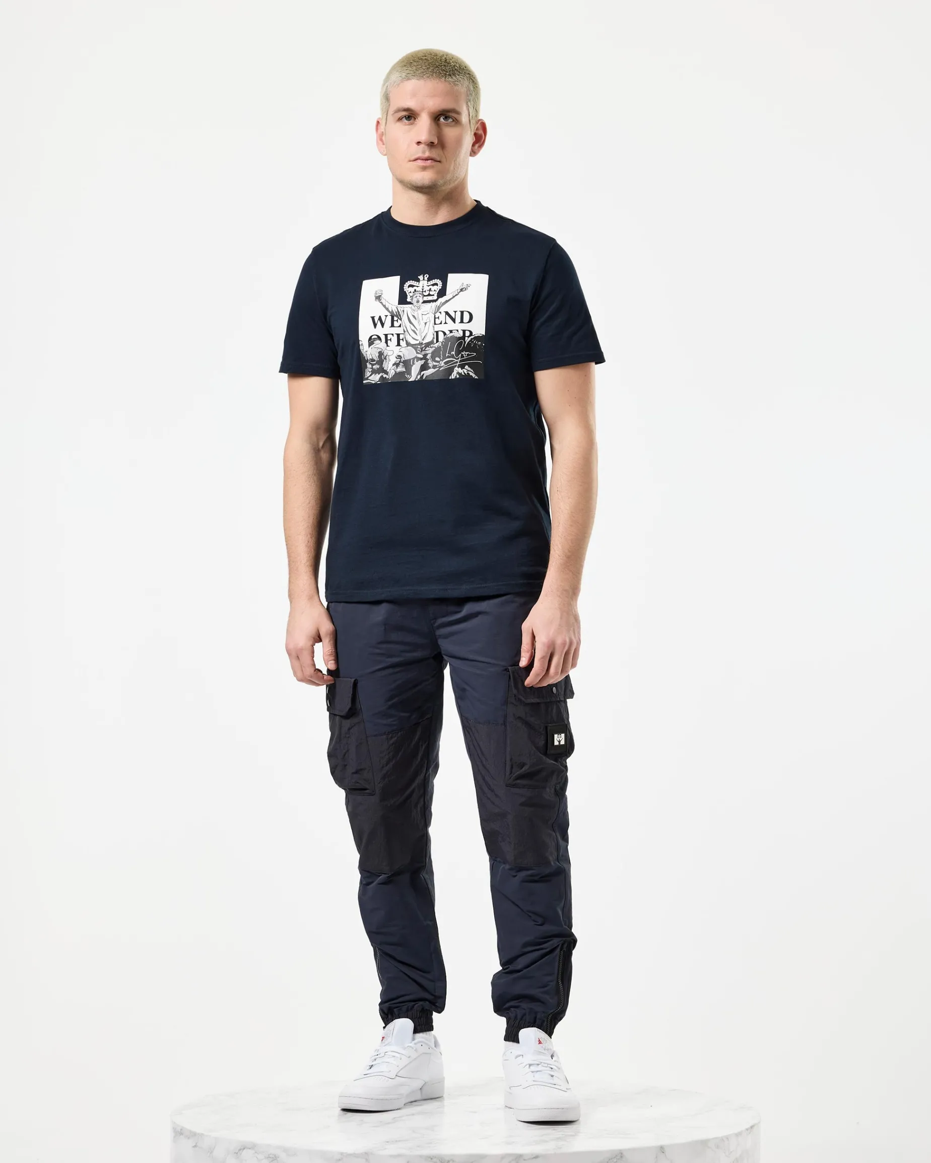 Leo Gregory – T-Shirt mit Monochrome-Grafik, Marineblau