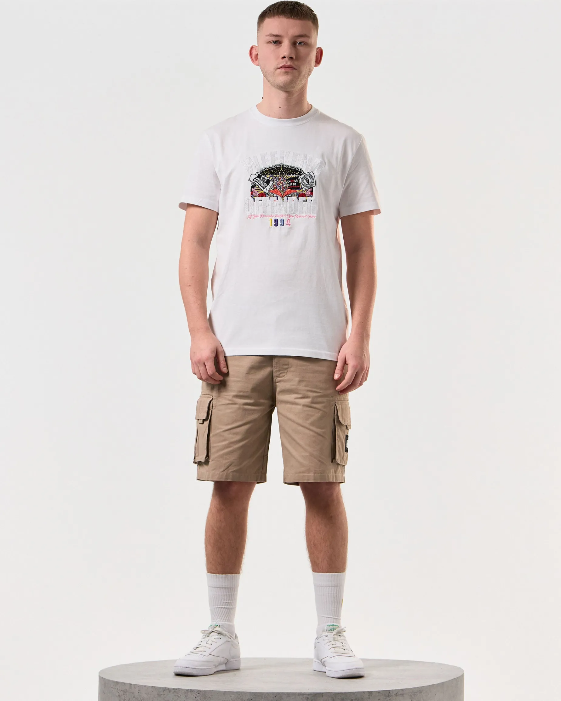 T-Shirt mit aufgestickter Pyramiden-Grafik in Weiß