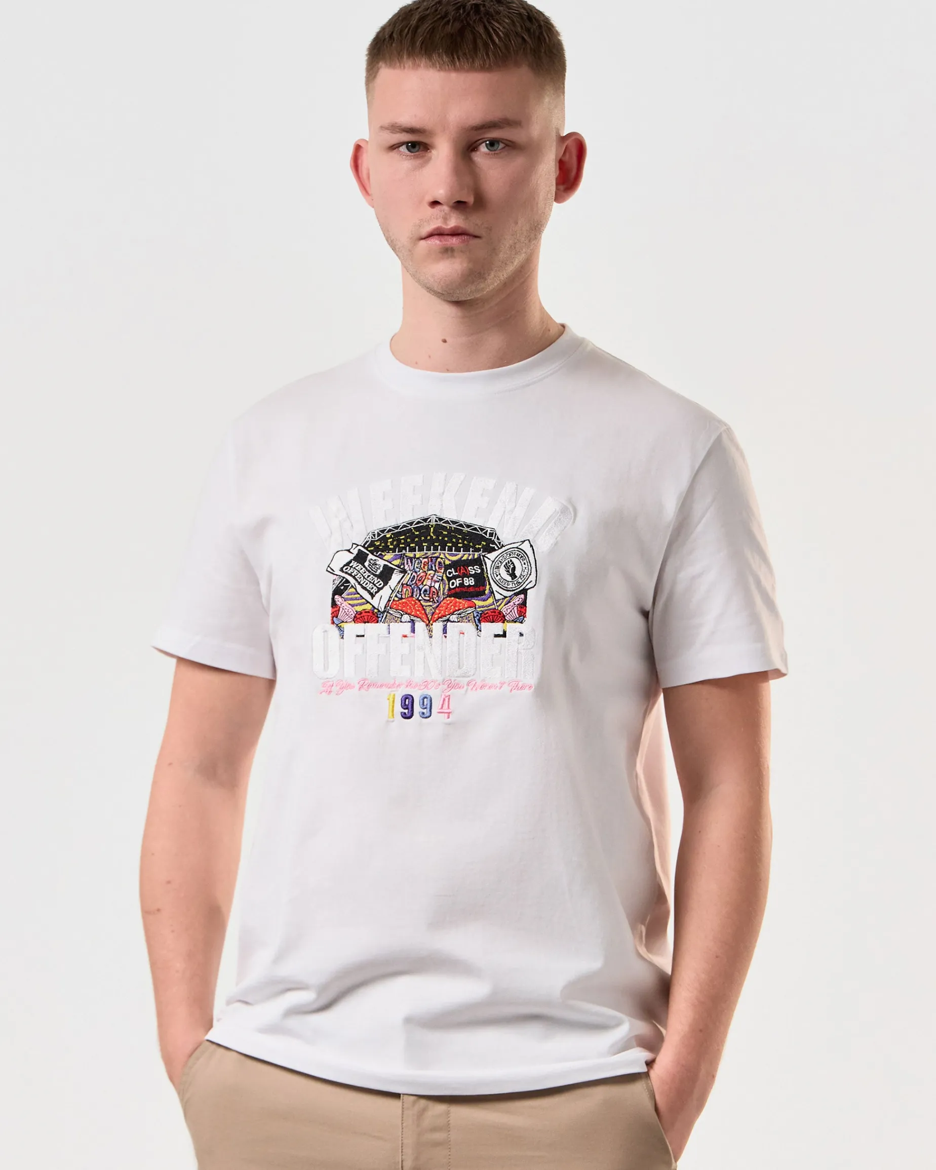 T-Shirt mit aufgestickter Pyramiden-Grafik in Weiß